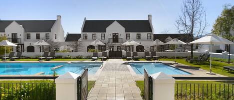 2 outdoor pools