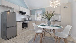 Apartment (1 Bedroom) | Private kitchen | Electric kettle, toaster - Winelands Golf Lodges 40 (Stellenbosch)
