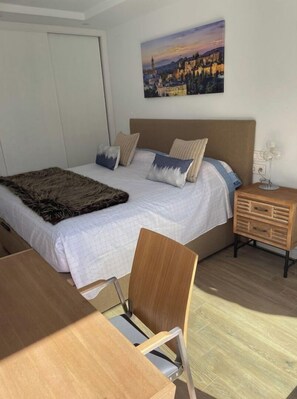 2 slaapkamers, een bureau, een strijkplank/strijkijzer, gratis wifi