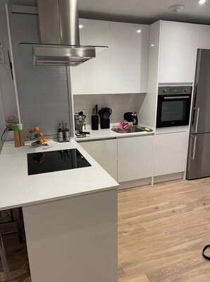 Frigorífic, microones, forn i placa de cuina 