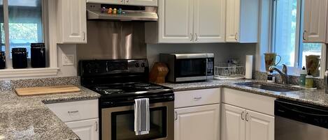 Een koelkast, een microgolfoven, een oven, een kookplaat