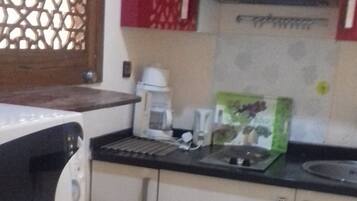 Réfrigérateur, micro-ondes, cafetiÚre/bouilloire, bouilloire électrique