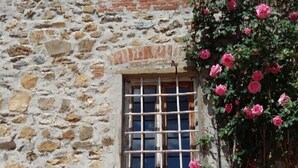 A rustic stone building with a small window and a balcony with a metal railing. - Charming 4-bed Cottage 15 Minutes From Florence (Impruneta)