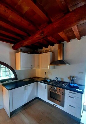 Cottage | Private kitchen | Fridge, electric kettle, toaster, cookware/dishes/utensils