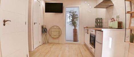 Réfrigérateur, micro-ondes, plaque de cuisson, cafetière/bouilloire