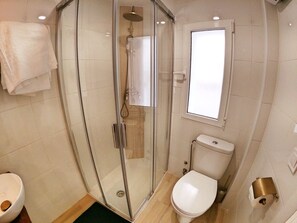 シャワー、タオル、トイレットペーパー