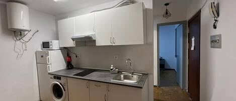Frigorífico, microondas, placa de cocina y cafetera o tetera