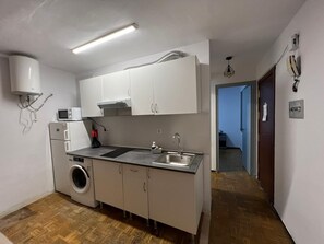 Een koelkast, een microgolfoven, een kookplaat