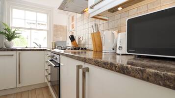 Cottage | Private kitchen | Fridge, dishwasher, electric kettle, cookware/dishes/utensils
