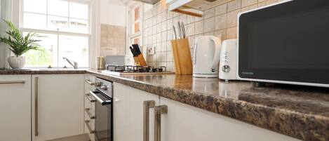 Cottage | Private kitchen | Fridge, dishwasher, electric kettle, cookware/dishes/utensils