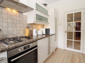 Cottage | Private kitchen | Fridge, dishwasher, electric kettle, cookware/dishes/utensils - Magpies (St Leonards-On-Sea)