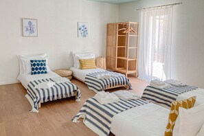 Zimmersafe, Schreibtisch, Bügeleisen/Bügelbrett, Reisekinderbett