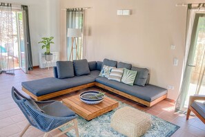 Smart-TV, Videospiele, DVD-Player, Tischtennisplatte