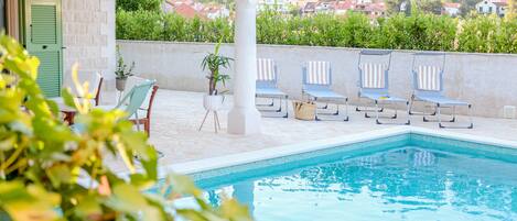 Een verwarmd zwembad