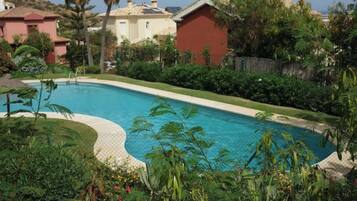 Una piscina al aire libre
