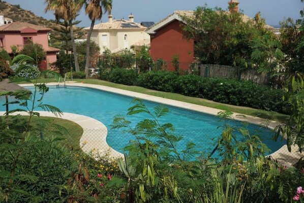 Una piscina al aire libre