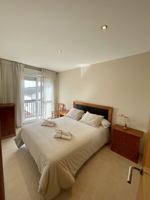 2 habitaciones, tabla de planchar con plancha y cuna de viaje 