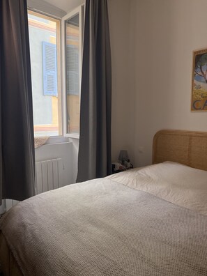2 habitaciones, escritorio, tabla de planchar con plancha y wifi gratis 