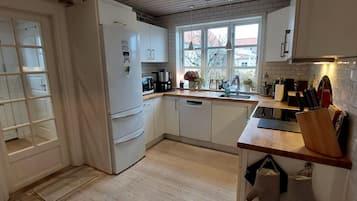 Deluxe apartman | Privát konyha | Nagyméretű hűtő/fagyasztó, mikrohullámú sütő, sütő és főzőlap