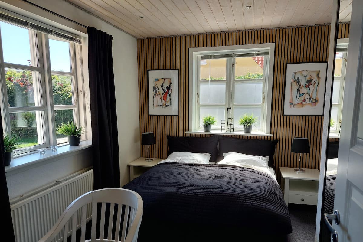 2 bedrooms, in-room safe, desk, laptop workspace