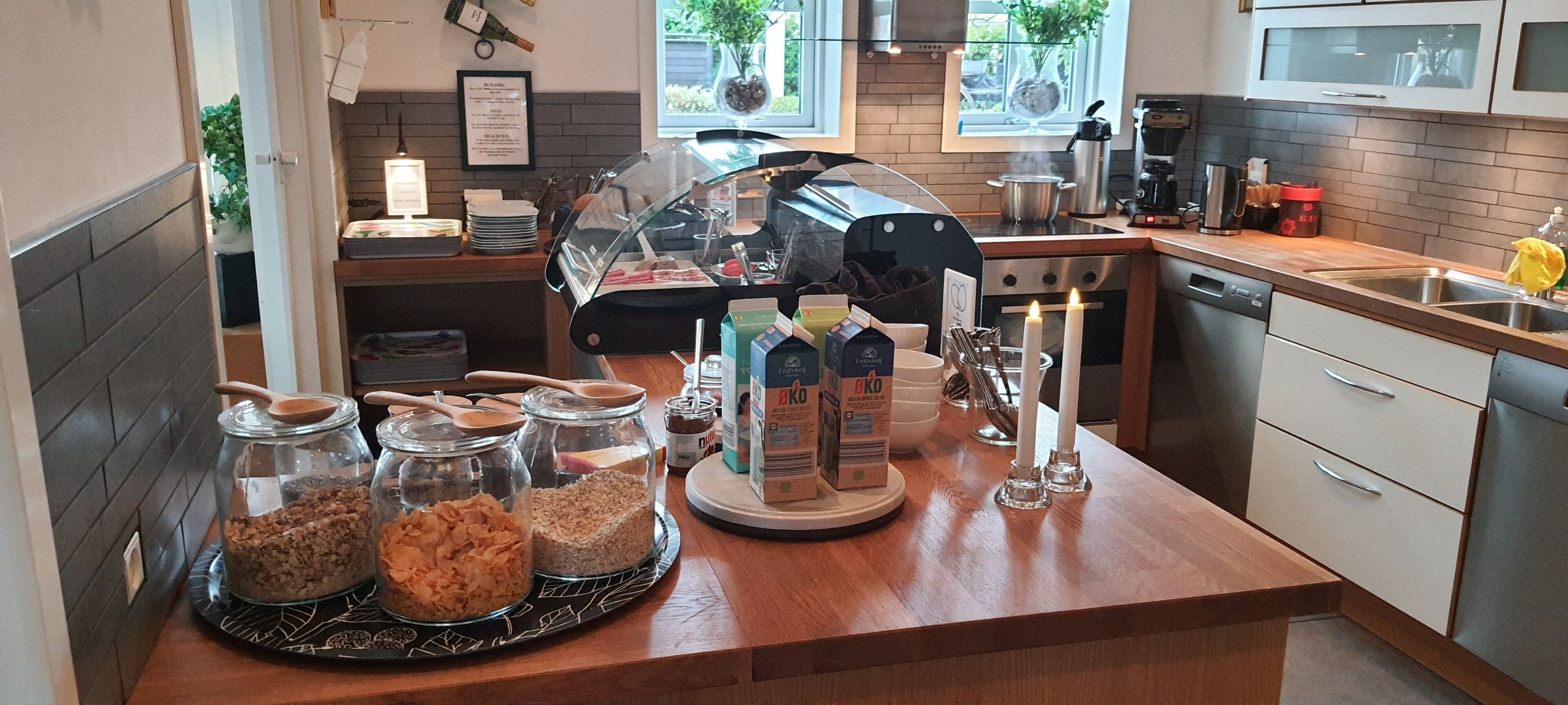 Se ofrece un desayuno bufé (125 DKK por persona)