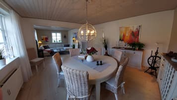 Makan di kamar