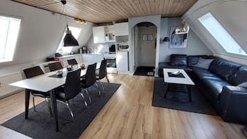 Standard Apartment | Ruang tamu | 32 inci televisyen LED dengan kabel, TV