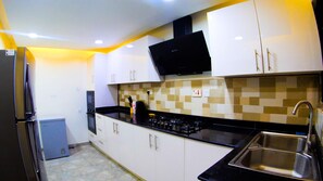 Kühlschrank, Mikrowelle, Ofen, Herdplatte