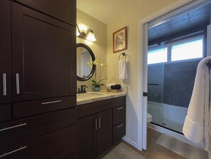 Shower, hair dryer, towels, soap - Serene Private Ocean View  AC  Pool (Lahaina)