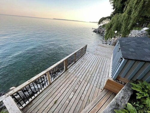 Waterfront Cottage facing Lake Ontario with 3 bedrooms, two bathrooms