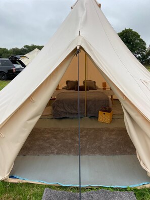 Cabin, 1 Queen Bed - African Safari Tent 5 - Dog Friendly (Gaerwen)