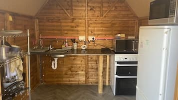 Cabin, 1 Queen Bed | Private kitchen | Fridge, microwave, toaster