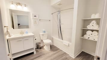 Combined shower/tub, hair dryer, towels