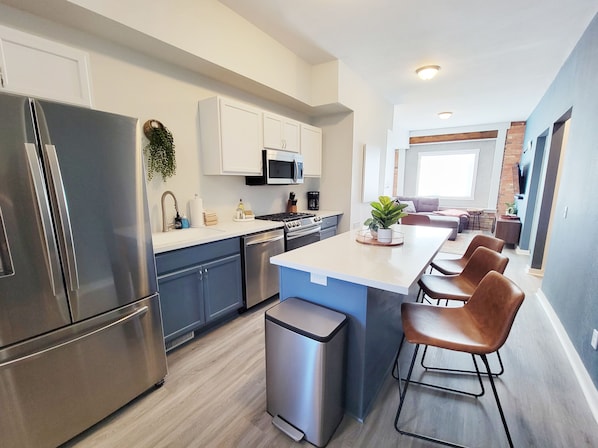 Frigorífico, microondas, horno y placa de cocina