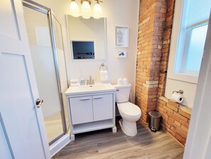 Ducha y bañera combinadas, secador de pelo y toallas