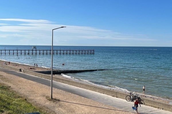 Plage, chaises longues