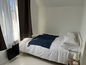 2 bedrooms, desk, iron/ironing board, free WiFi - LA Cabine VUE MER (Luc-sur-Mer)
