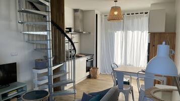 Fernseher, Kamin, Bücher