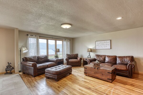 TV, fireplace - The Ranch House - Pet Friendly, great ATV trail ac (Piedmont)