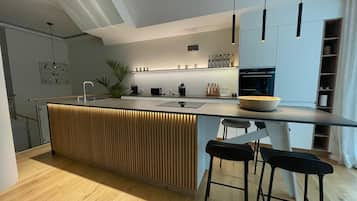 Coffee/tea maker, fridge, oven, stovetop