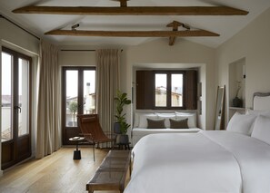 Panoraamastudiosviitti (Meteora View) | Ylelliset vuodevaatteet, untuvapeitot