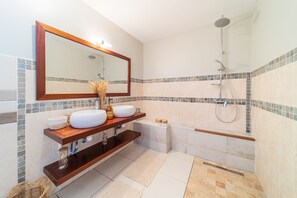 Douche, sèche-cheveux, serviettes fournies, savon