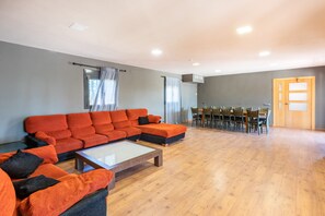 Televisio, takka, pöytätennispöytä, stereot