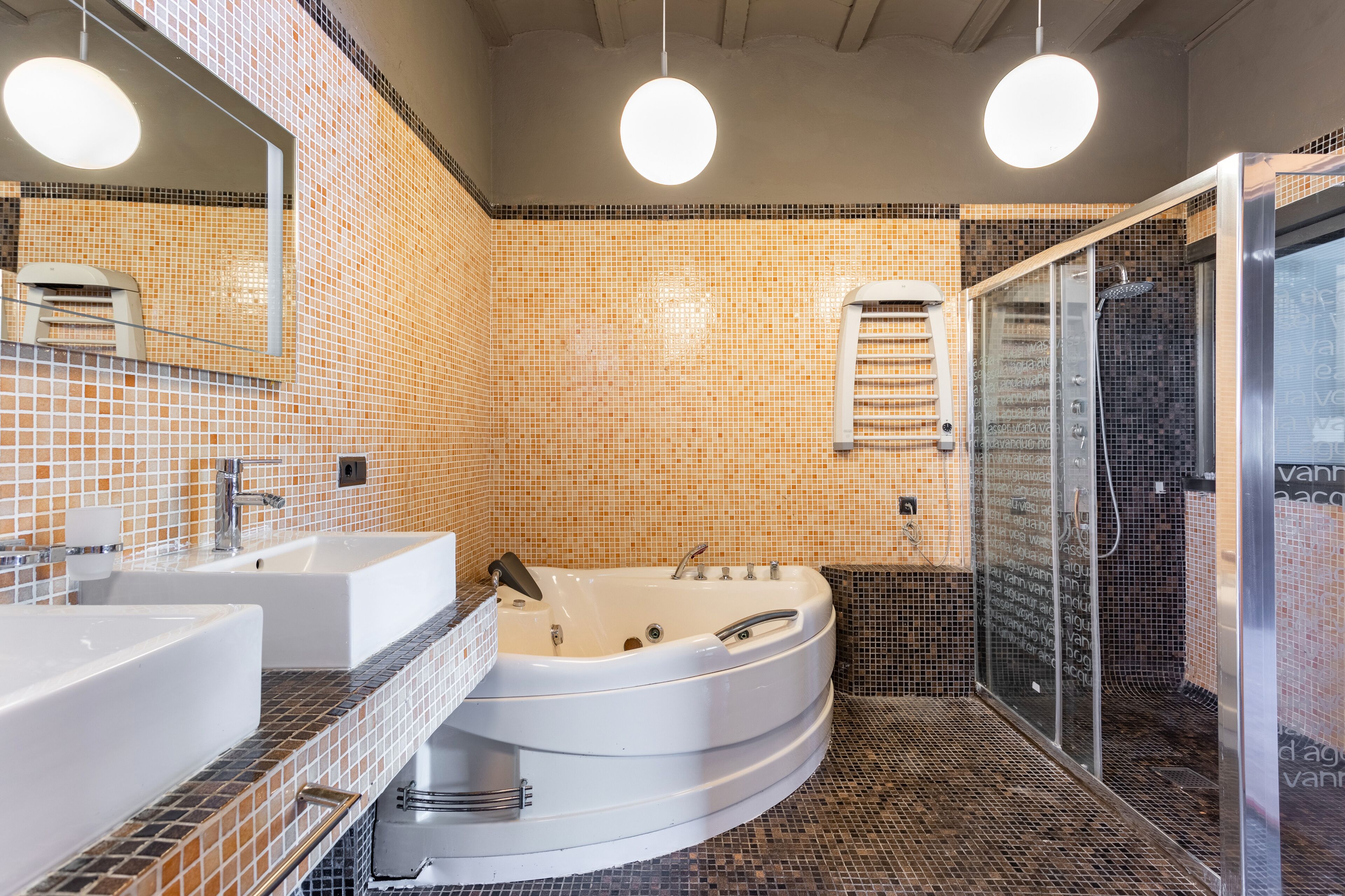 Een bad, een bubbelbad, een haardroger, een bidet