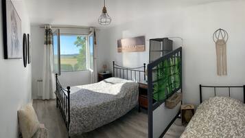 4 habitaciones, escritorio y tabla de planchar con plancha