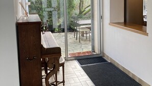 Una cocina moderna con un refrigerador empotrado, un armario de madera y un comedor con una mesa y sillas.
