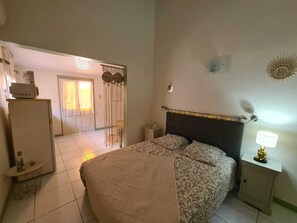 Una camera da letto con un letto, un comodino, una lampada e un armadio.