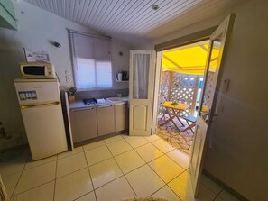 Kühlschrank, Mikrowelle, Herdplatte, Wasserkocher mit Kaffee-/Teezubehör