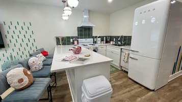 Geladeira, micro-ondas, fogão, cooktop