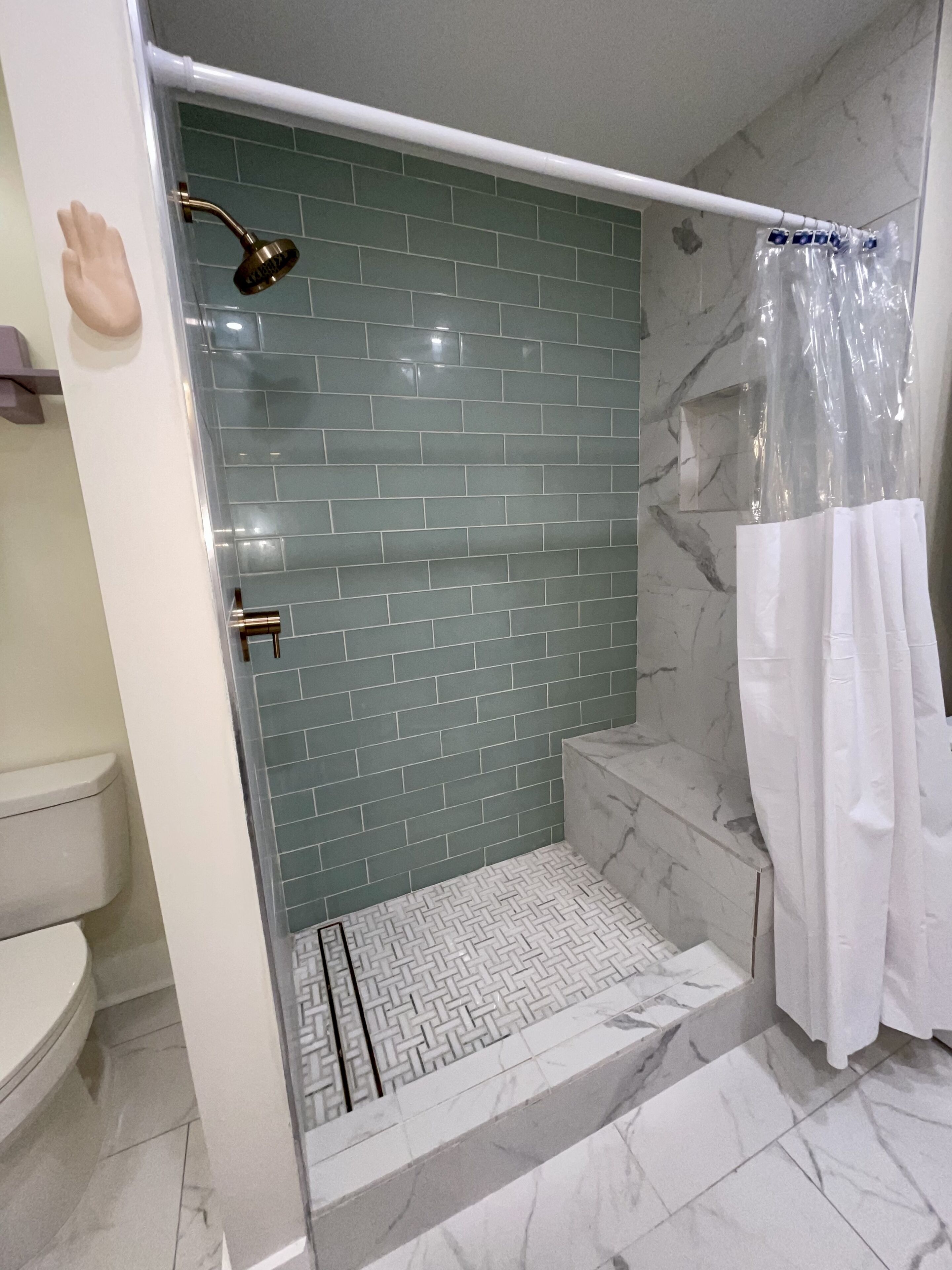 Douche, sèche-cheveux, serviettes fournies, savon